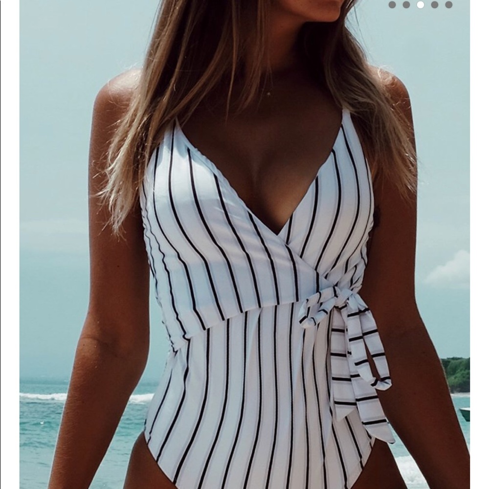 Cupshe deep v neck in XL